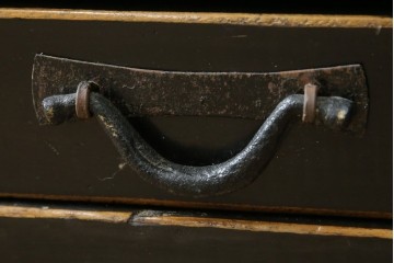 アジアンヴィンテージ　美品　金具装飾が映えるアンティーク調の黒塗り水屋箪笥ローボード　(R-084951)