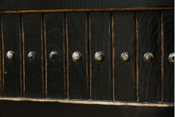 アジアンヴィンテージ　美品　金具装飾が映えるアンティーク調の黒塗り水屋箪笥ローボード　(R-084951)