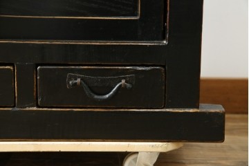 アジアンヴィンテージ　美品　金具装飾が映えるアンティーク調の黒塗り水屋箪笥ローボード　(R-084951)