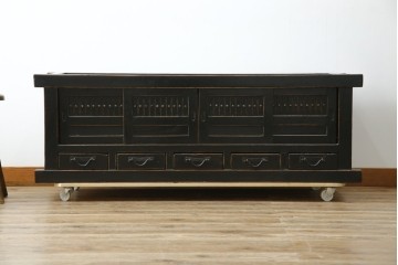 アジアンヴィンテージ　美品　金具装飾が映えるアンティーク調の黒塗り水屋箪笥ローボード　(R-084951)