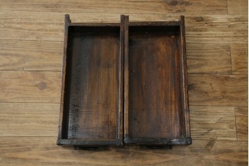 アジアンヴィンテージ　美品　金具装飾が映えるアンティーク調の黒塗り水屋箪笥ローボード　(R-084951)