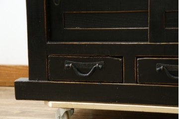 アジアンヴィンテージ　美品　金具装飾が映えるアンティーク調の黒塗り水屋箪笥ローボード　(R-084951)