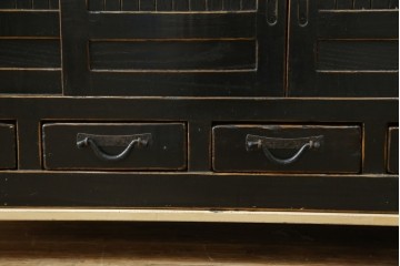 アジアンヴィンテージ　美品　金具装飾が映えるアンティーク調の黒塗り水屋箪笥ローボード　(R-084951)