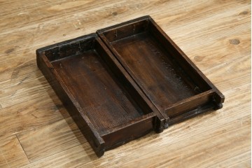 アジアンヴィンテージ　美品　金具装飾が映えるアンティーク調の黒塗り水屋箪笥ローボード　(R-084951)