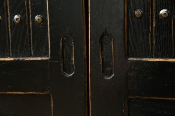 アジアンヴィンテージ　美品　金具装飾が映えるアンティーク調の黒塗り水屋箪笥ローボード　(R-084951)