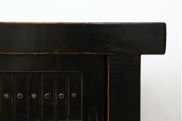 アジアンヴィンテージ　美品　金具装飾が映えるアンティーク調の黒塗り水屋箪笥ローボード　(R-084951)