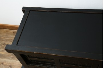アジアンヴィンテージ　美品　金具装飾が映えるアンティーク調の黒塗り水屋箪笥ローボード　(R-084951)