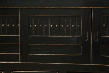 アジアンヴィンテージ　美品　金具装飾が映えるアンティーク調の黒塗り水屋箪笥ローボード　(R-084951)