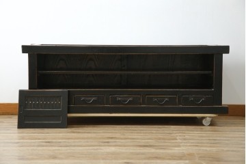アジアンヴィンテージ　美品　金具装飾が映えるアンティーク調の黒塗り水屋箪笥ローボード　(R-084951)
