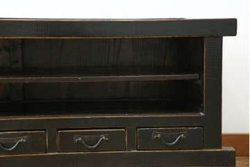 アジアンヴィンテージ　美品　金具装飾が映えるアンティーク調の黒塗り水屋箪笥ローボード　(R-084951)