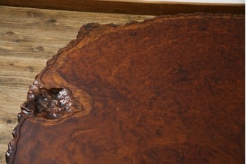 和製ヴィンテージ　特大!!　表情豊かな鳥眼杢と葡萄杢が広がる花梨(カリン)材一枚板の座卓　(R-084953)