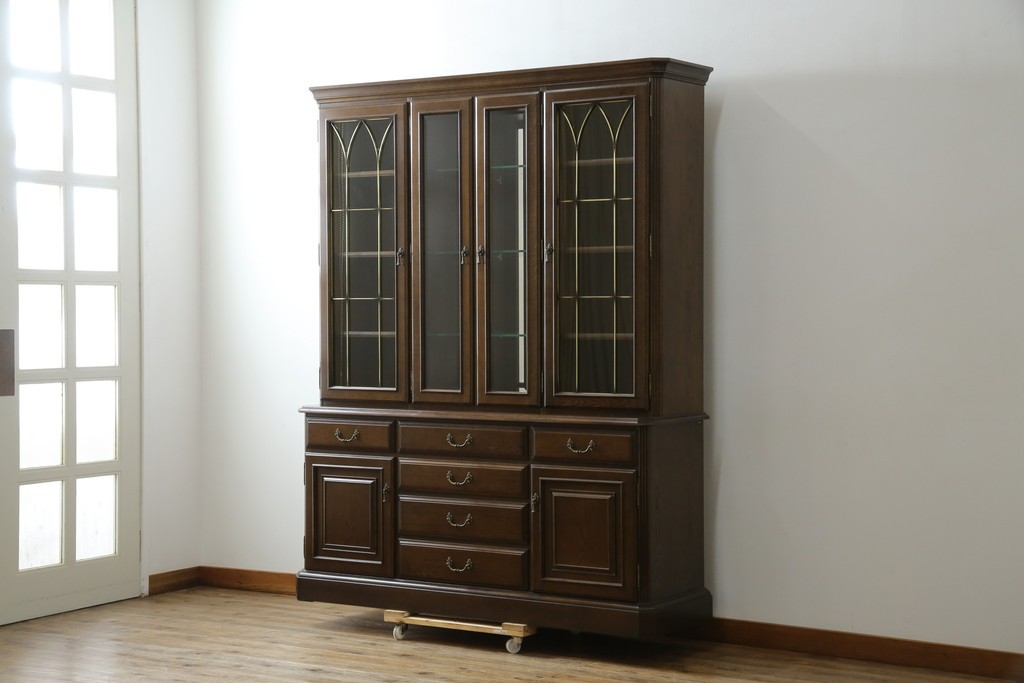 中古　美品　カリモク家具(karimoku)　domani(ドマーニ)　QUEENS LIFE(クイーンズライフ)　格調高いガラス扉と照明付きのキャビネット　現行推定定価約110万円　(R-084954)