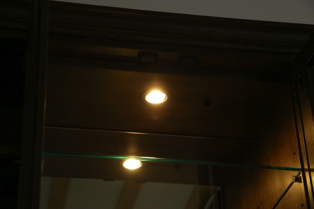 中古　美品　カリモク家具(karimoku)　domani(ドマーニ)　QUEENS LIFE(クイーンズライフ)　格調高いガラス扉と照明付きのキャビネット　現行推定定価約110万円　(R-084954)