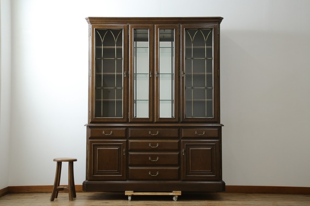 中古　美品　カリモク家具(karimoku)　domani(ドマーニ)　QUEENS LIFE(クイーンズライフ)　格調高いガラス扉と照明付きのキャビネット　現行推定定価約110万円　(R-084954)