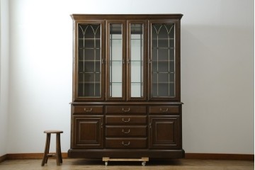 中古　美品　カリモク家具(karimoku)　domani(ドマーニ)　QUEENS LIFE(クイーンズライフ)　格調高いガラス扉と照明付きのキャビネット　現行推定定価約110万円　(R-084954)