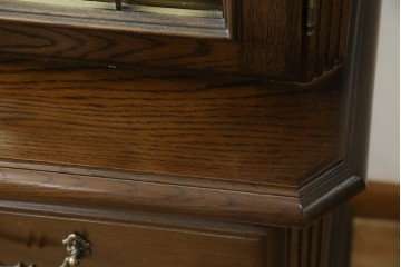 中古　美品　カリモク家具(karimoku)　domani(ドマーニ)　QUEENS LIFE(クイーンズライフ)　格調高いガラス扉と照明付きのキャビネット　現行推定定価約110万円　(R-084954)