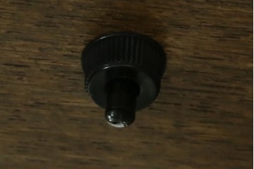 中古　美品　カリモク家具(karimoku)　domani(ドマーニ)　QUEENS LIFE(クイーンズライフ)　格調高いガラス扉と照明付きのキャビネット　現行推定定価約110万円　(R-084954)