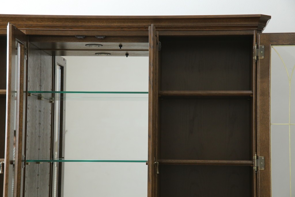 中古　美品　カリモク家具(karimoku)　domani(ドマーニ)　QUEENS LIFE(クイーンズライフ)　格調高いガラス扉と照明付きのキャビネット　現行推定定価約110万円　(R-084954)