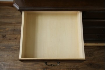 中古　美品　カリモク家具(karimoku)　domani(ドマーニ)　QUEENS LIFE(クイーンズライフ)　格調高いガラス扉と照明付きのキャビネット　現行推定定価約110万円　(R-084954)