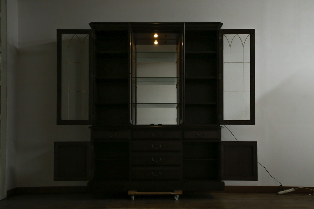 中古　美品　カリモク家具(karimoku)　domani(ドマーニ)　QUEENS LIFE(クイーンズライフ)　格調高いガラス扉と照明付きのキャビネット　現行推定定価約110万円　(R-084954)