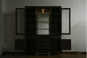 中古　美品　カリモク家具(karimoku)　domani(ドマーニ)　QUEENS LIFE(クイーンズライフ)　格調高いガラス扉と照明付きのキャビネット　現行推定定価約110万円　(R-084954)