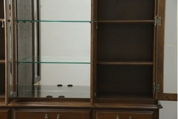 中古　美品　カリモク家具(karimoku)　domani(ドマーニ)　QUEENS LIFE(クイーンズライフ)　格調高いガラス扉と照明付きのキャビネット　現行推定定価約110万円　(R-084954)