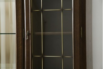 中古　美品　カリモク家具(karimoku)　domani(ドマーニ)　QUEENS LIFE(クイーンズライフ)　格調高いガラス扉と照明付きのキャビネット　現行推定定価約110万円　(R-084954)