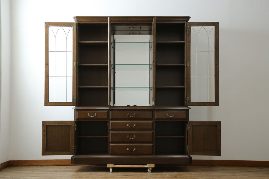 中古　美品　カリモク家具(karimoku)　domani(ドマーニ)　QUEENS LIFE(クイーンズライフ)　格調高いガラス扉と照明付きのキャビネット　現行推定定価約110万円　(R-084954)