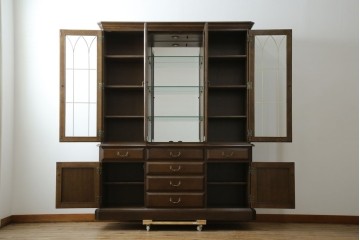 中古　美品　カリモク家具(karimoku)　domani(ドマーニ)　QUEENS LIFE(クイーンズライフ)　格調高いガラス扉と照明付きのキャビネット　現行推定定価約110万円　(R-084954)