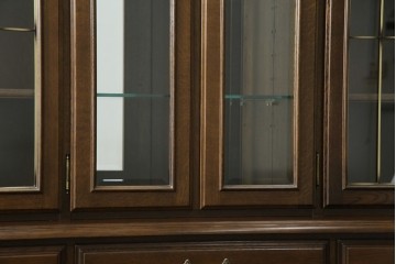 中古　美品　カリモク家具(karimoku)　domani(ドマーニ)　QUEENS LIFE(クイーンズライフ)　格調高いガラス扉と照明付きのキャビネット　現行推定定価約110万円　(R-084954)