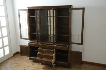 中古　美品　カリモク家具(karimoku)　domani(ドマーニ)　QUEENS LIFE(クイーンズライフ)　格調高いガラス扉と照明付きのキャビネット　現行推定定価約110万円　(R-084954)