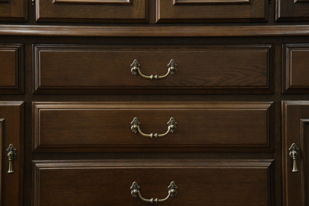 中古　美品　カリモク家具(karimoku)　domani(ドマーニ)　QUEENS LIFE(クイーンズライフ)　格調高いガラス扉と照明付きのキャビネット　現行推定定価約110万円　(R-084954)