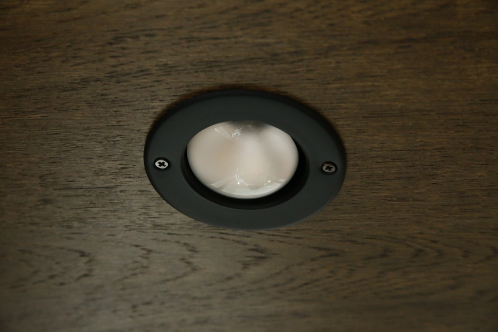 中古　美品　カリモク家具(karimoku)　domani(ドマーニ)　QUEENS LIFE(クイーンズライフ)　格調高いガラス扉と照明付きのキャビネット　現行推定定価約110万円　(R-084954)