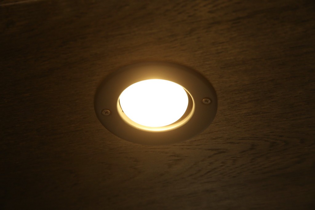 中古　美品　カリモク家具(karimoku)　domani(ドマーニ)　QUEENS LIFE(クイーンズライフ)　格調高いガラス扉と照明付きのキャビネット　現行推定定価約110万円　(R-084954)