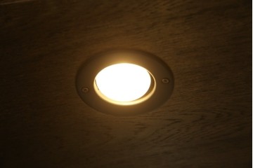 中古　美品　カリモク家具(karimoku)　domani(ドマーニ)　QUEENS LIFE(クイーンズライフ)　格調高いガラス扉と照明付きのキャビネット　現行推定定価約110万円　(R-084954)