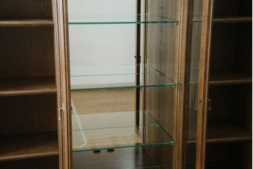 中古　美品　カリモク家具(karimoku)　domani(ドマーニ)　QUEENS LIFE(クイーンズライフ)　格調高いガラス扉と照明付きのキャビネット　現行推定定価約110万円　(R-084954)