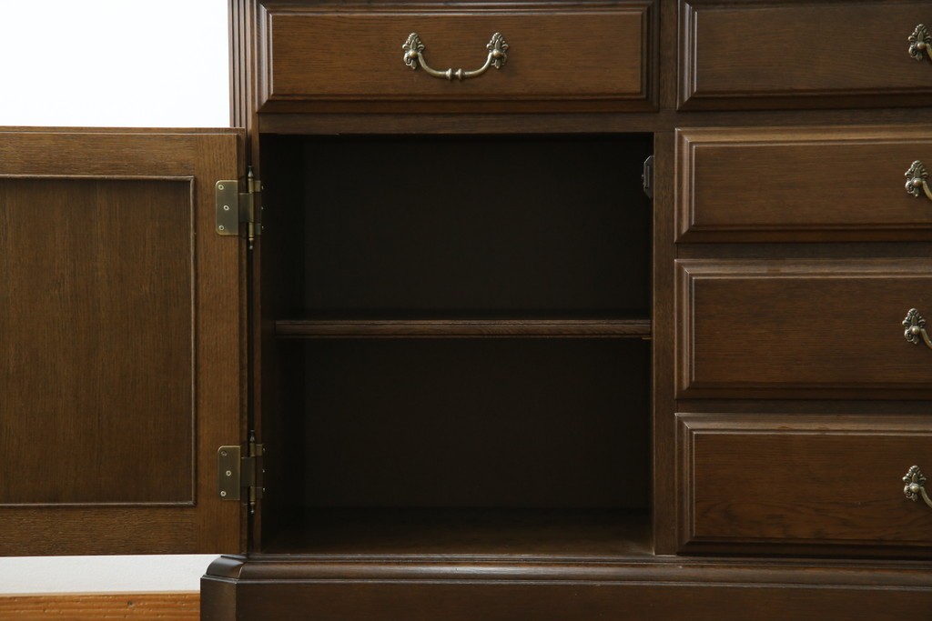 中古　美品　カリモク家具(karimoku)　domani(ドマーニ)　QUEENS LIFE(クイーンズライフ)　格調高いガラス扉と照明付きのキャビネット　現行推定定価約110万円　(R-084954)