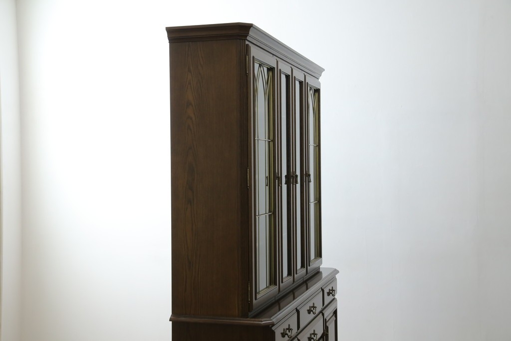 中古　美品　カリモク家具(karimoku)　domani(ドマーニ)　QUEENS LIFE(クイーンズライフ)　格調高いガラス扉と照明付きのキャビネット　現行推定定価約110万円　(R-084954)