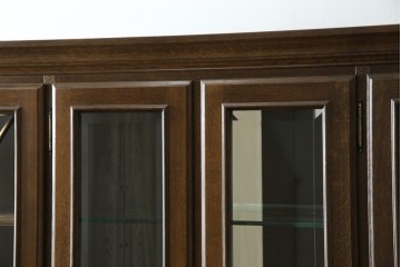 中古　美品　カリモク家具(karimoku)　domani(ドマーニ)　QUEENS LIFE(クイーンズライフ)　格調高いガラス扉と照明付きのキャビネット　現行推定定価約110万円　(R-084954)