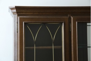 中古　美品　カリモク家具(karimoku)　domani(ドマーニ)　QUEENS LIFE(クイーンズライフ)　格調高いガラス扉と照明付きのキャビネット　現行推定定価約110万円　(R-084954)