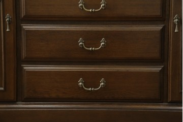 中古　美品　カリモク家具(karimoku)　domani(ドマーニ)　QUEENS LIFE(クイーンズライフ)　格調高いガラス扉と照明付きのキャビネット　現行推定定価約110万円　(R-084954)