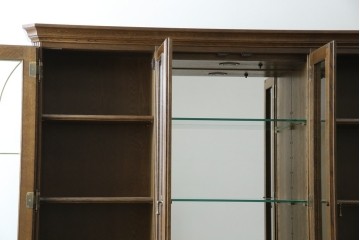 中古　美品　カリモク家具(karimoku)　domani(ドマーニ)　QUEENS LIFE(クイーンズライフ)　格調高いガラス扉と照明付きのキャビネット　現行推定定価約110万円　(R-084954)