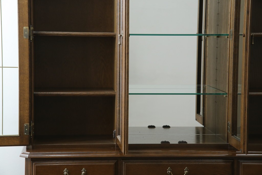 中古　美品　カリモク家具(karimoku)　domani(ドマーニ)　QUEENS LIFE(クイーンズライフ)　格調高いガラス扉と照明付きのキャビネット　現行推定定価約110万円　(R-084954)