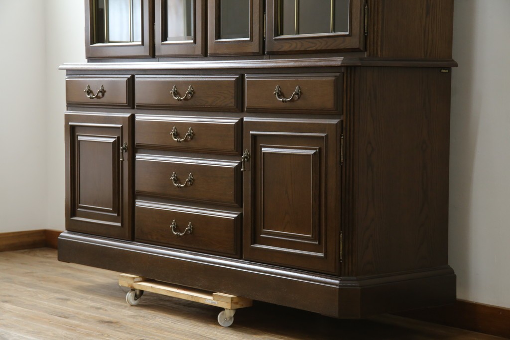 中古　美品　カリモク家具(karimoku)　domani(ドマーニ)　QUEENS LIFE(クイーンズライフ)　格調高いガラス扉と照明付きのキャビネット　現行推定定価約110万円　(R-084954)