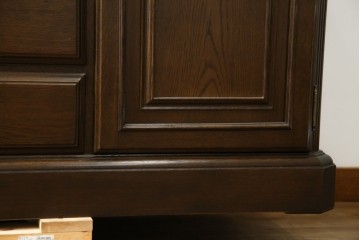 中古　美品　カリモク家具(karimoku)　domani(ドマーニ)　QUEENS LIFE(クイーンズライフ)　格調高いガラス扉と照明付きのキャビネット　現行推定定価約110万円　(R-084954)