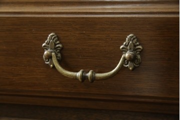 中古　美品　カリモク家具(karimoku)　domani(ドマーニ)　QUEENS LIFE(クイーンズライフ)　格調高いガラス扉と照明付きのキャビネット　現行推定定価約110万円　(R-084954)