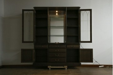 中古　美品　カリモク家具(karimoku)　domani(ドマーニ)　QUEENS LIFE(クイーンズライフ)　格調高いガラス扉と照明付きのキャビネット　(R-084954)