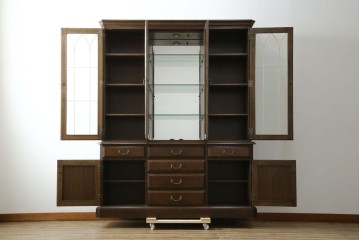中古　美品　カリモク家具(karimoku)　domani(ドマーニ)　QUEENS LIFE(クイーンズライフ)　格調高いガラス扉と照明付きのキャビネット　(R-084954)
