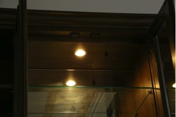 中古　美品　カリモク家具(karimoku)　domani(ドマーニ)　QUEENS LIFE(クイーンズライフ)　格調高いガラス扉と照明付きのキャビネット　(R-084954)