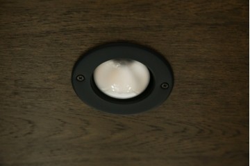 中古　美品　カリモク家具(karimoku)　domani(ドマーニ)　QUEENS LIFE(クイーンズライフ)　格調高いガラス扉と照明付きのキャビネット　(R-084954)